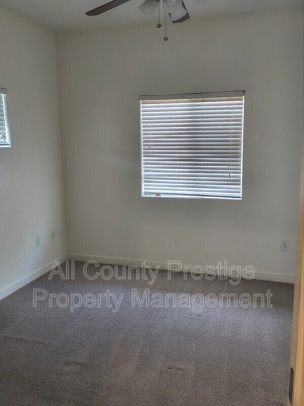 Building Photo - 815 E Rose Ln