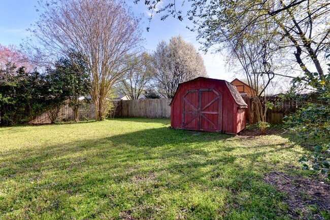 Building Photo - 910 Charlotte Dr