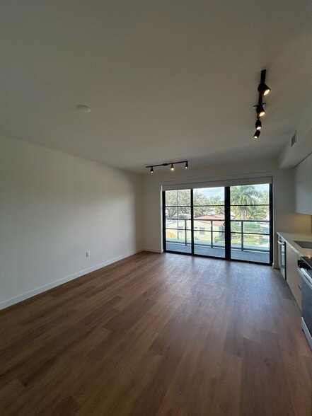 Building Photo - 1625 NE 124th St