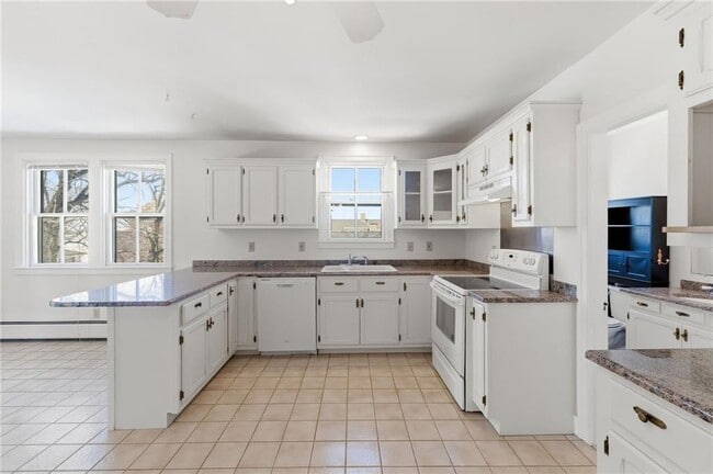 Building Photo - 686 Hope St