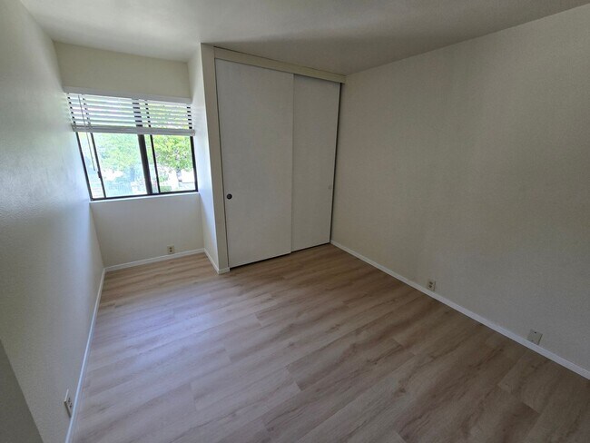 Building Photo - Spacious 4-Bedroom Townhome for Rent in De...