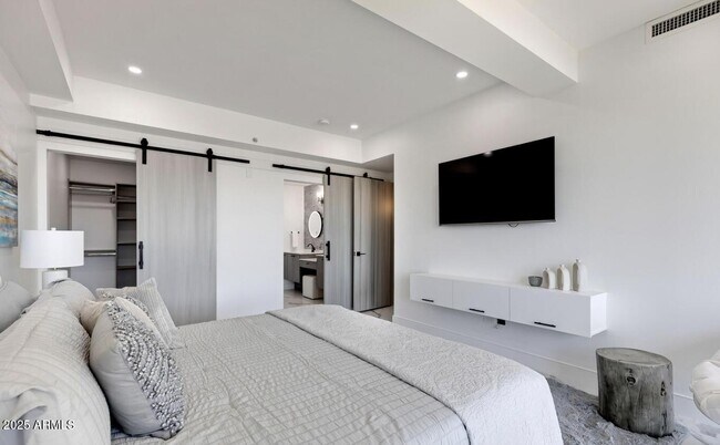 Building Photo - 7157 E Rancho Vista Dr