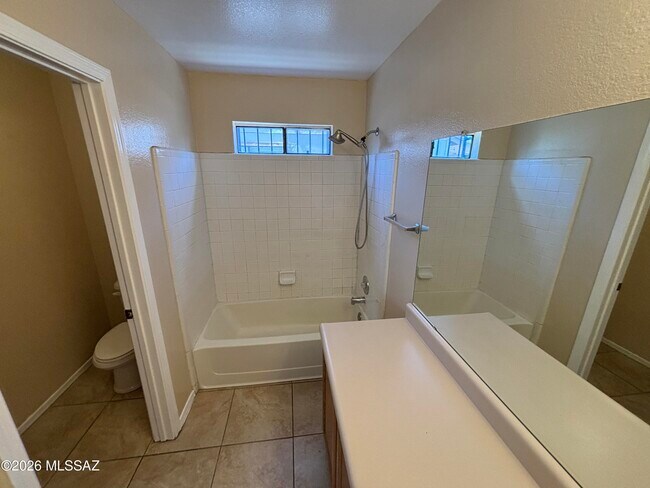 Building Photo - 1725 W Sauvignon Dr