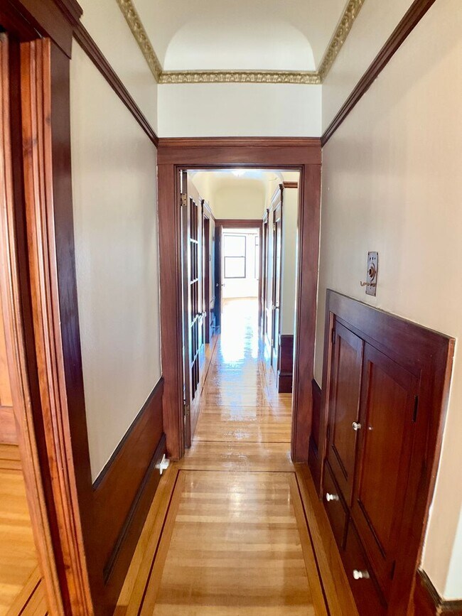 Building Photo - LARGE 2BR w/ Dining Room. PARKING AVAIL.! DISHWASHER! W/D IN-UNIT