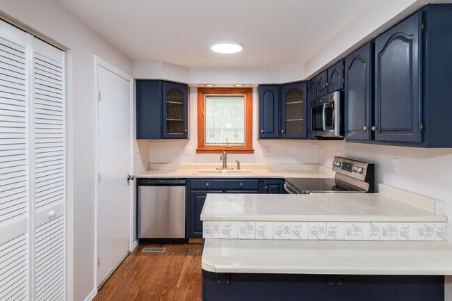 Building Photo - 6757 Summerdale Dr