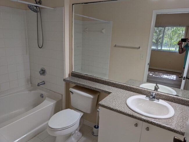 Building Photo - 350 Crestwood Cir