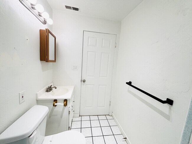 Building Photo - 13413 Minuteman Dr