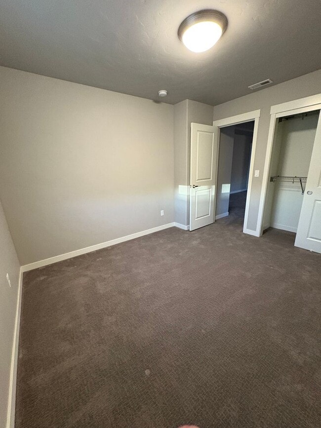 Building Photo - Newer 3 Bedroom / 2.5 Bathroom + Loft in the Ochoco Pointe Community