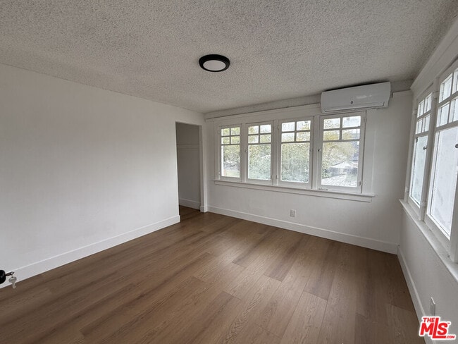 Building Photo - 4501 S Budlong Ave