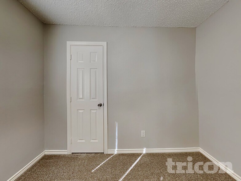 Building Photo - 2214 Townhall Ln