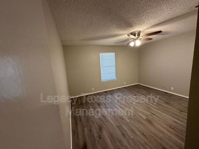 Building Photo - Apt A 1116 N Nolan River Rd - Apt A