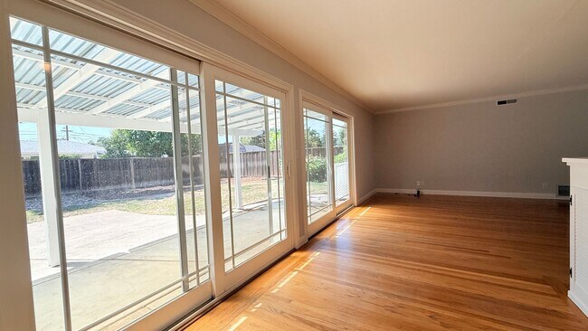 Building Photo - 1771 Lynwood Dr
