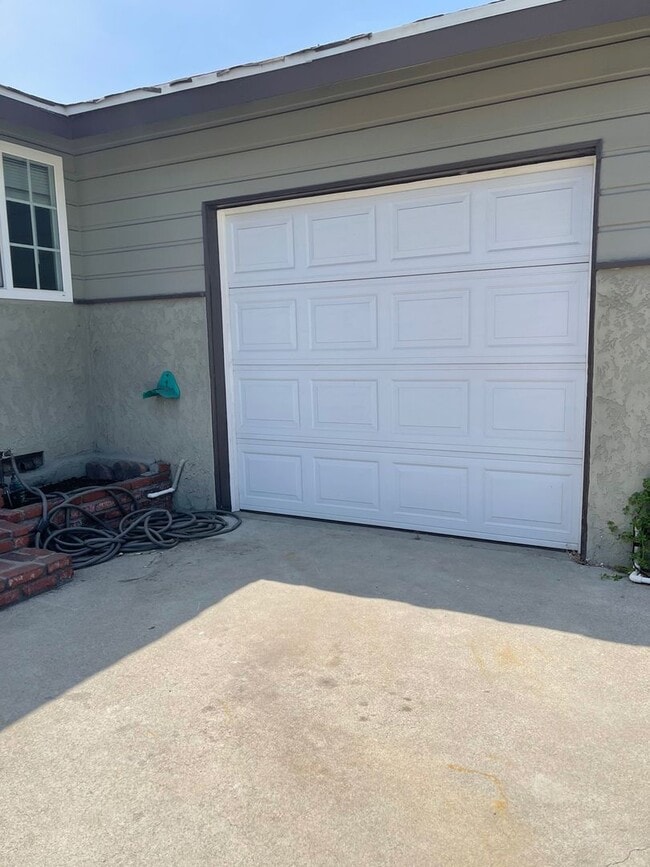 Building Photo - Charming 3 bedroom pool home