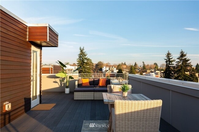 Building Photo - Modern 4-Bedroom Townhome in the Heart of ...