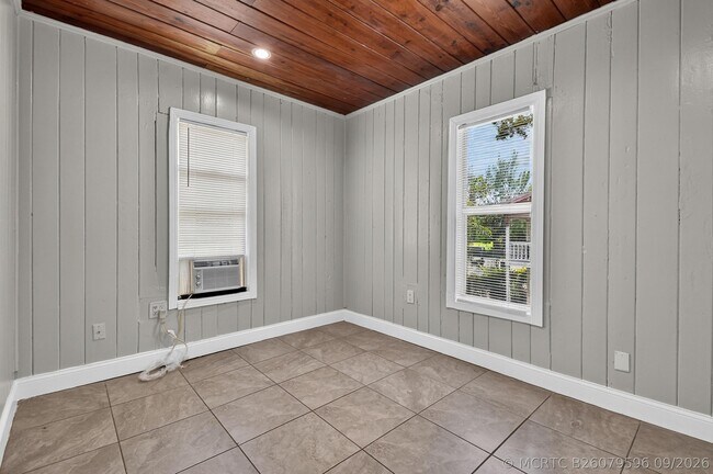 Building Photo - 885-887 7th St