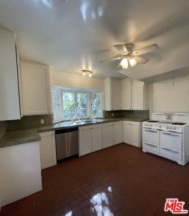 Building Photo - 3116 Lake Hollywood Dr