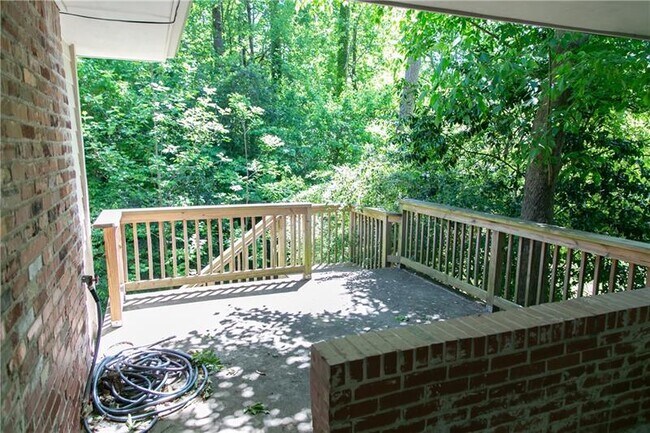 Building Photo - 1547 Delia Dr