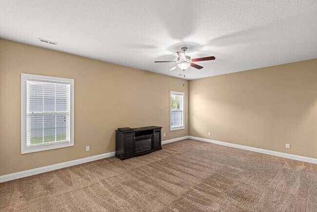 Building Photo - Large 5 bedroom home- don't miss this one!