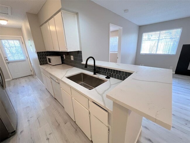 Building Photo - 9900 Hundred Oaks Cir