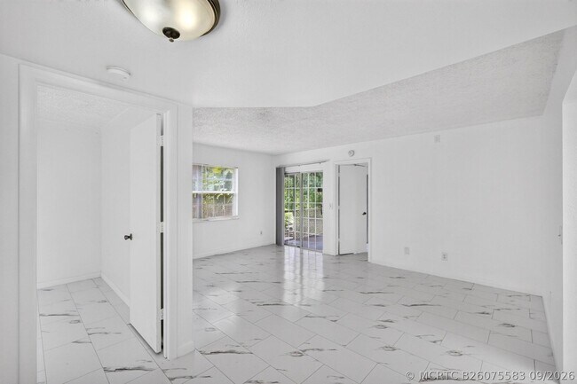 Building Photo - 1628 SE Green Acres Cir