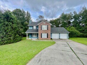 Building Photo - Charming 3-Bed Haven With 2.5 Baths In Fay...