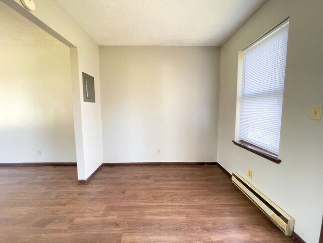 Building Photo - 2213 E Memorial Dr