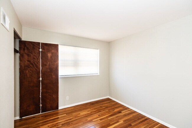 Building Photo - Amazing 3 Bedroom 1.5 Bathroom Home