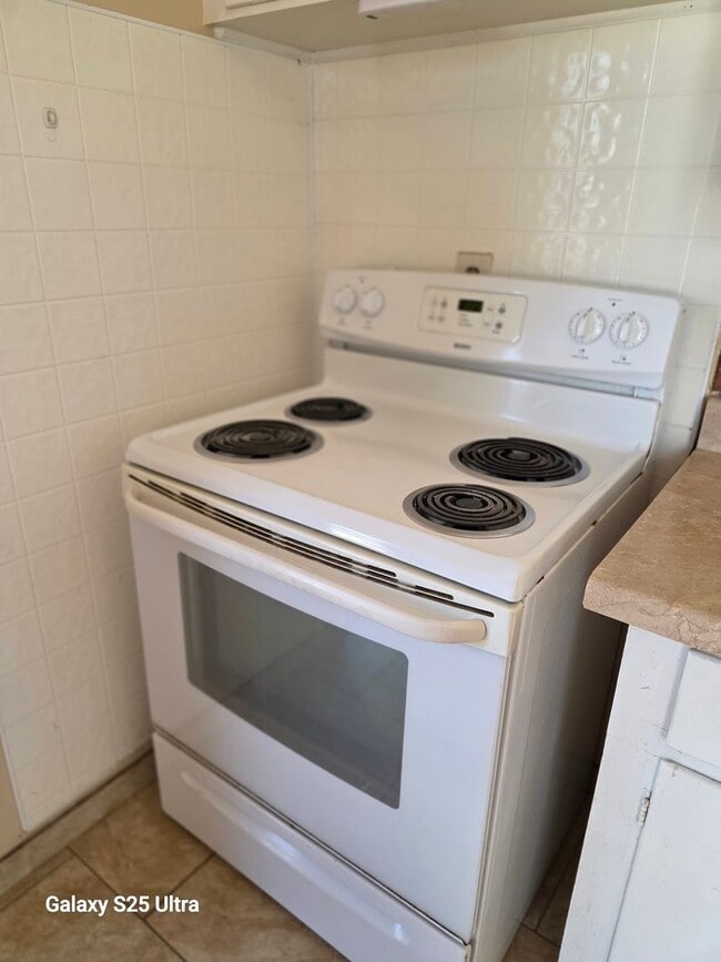 Building Photo - Clean THREE Bedroom Home