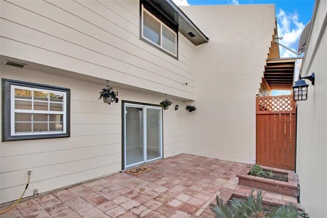 Building Photo - 8868 Kempwood Dr