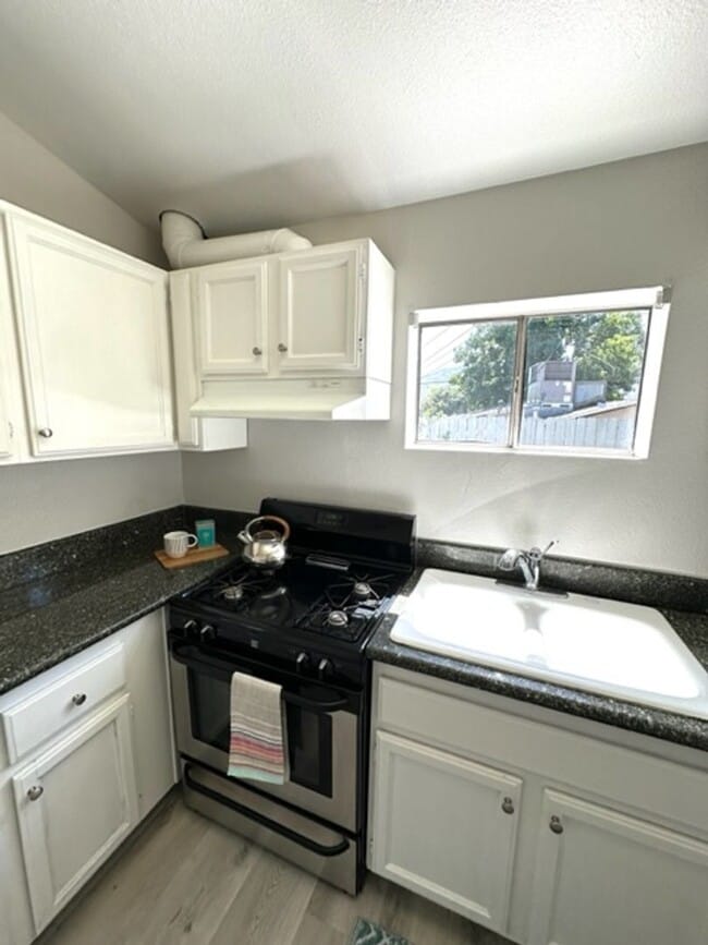 Building Photo - 2+1 Bungalow Cottage-  central a/c, carport, patio, washer/dryer hookups, pet friendly