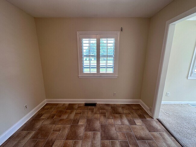 Building Photo - 327 Pinecliff Dr