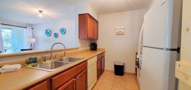 Building Photo - Off-Season Rental 2 Bedroom, 2 Bathroom Condo at Hilltop Condos