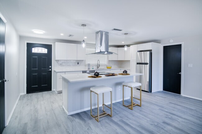 Building Photo - 6443 Lomand Ave