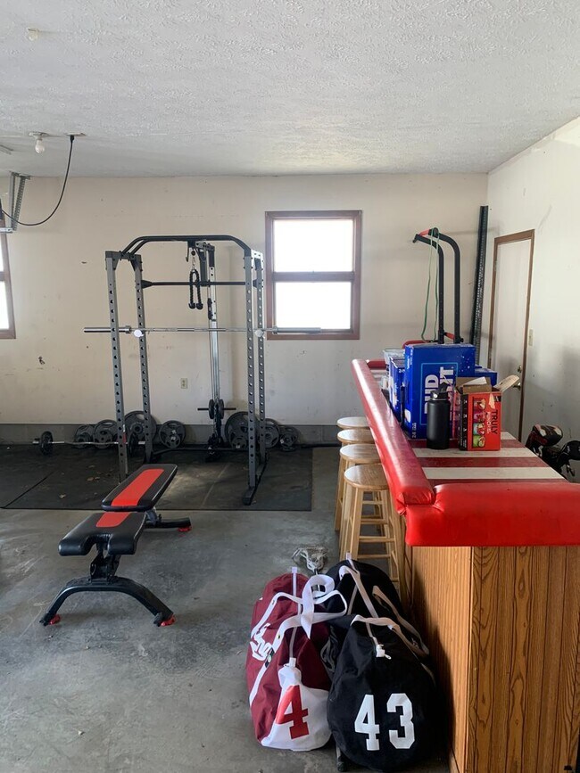 Building Photo - *** AVAILABLE AUGUST 2027 *** 3 Bedroom - 2 Bath Home (Great for a large group!)