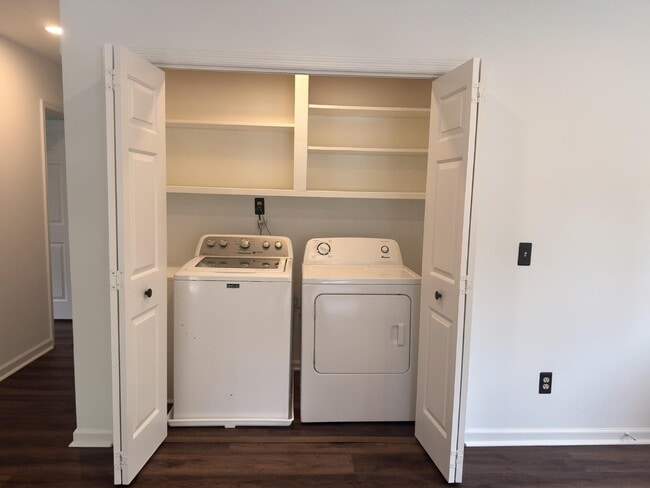 Building Photo - Move-In ready-Rosewood 3BR w/ Fenced Yard + Pet Friendly