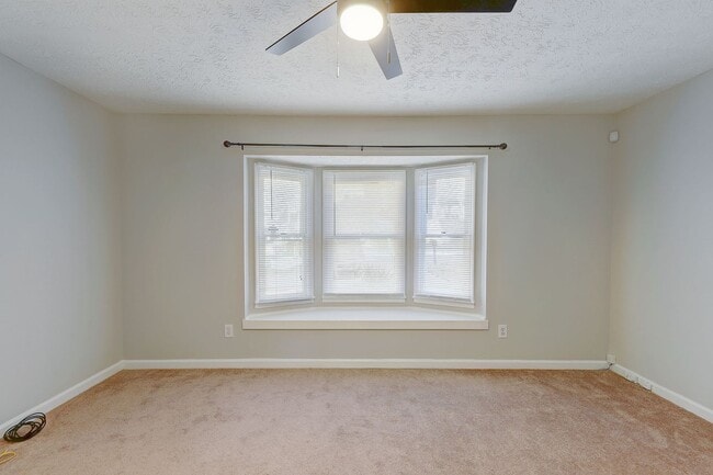 Building Photo - 3 bedroom End Unit Townhouse in Smyrna-New...