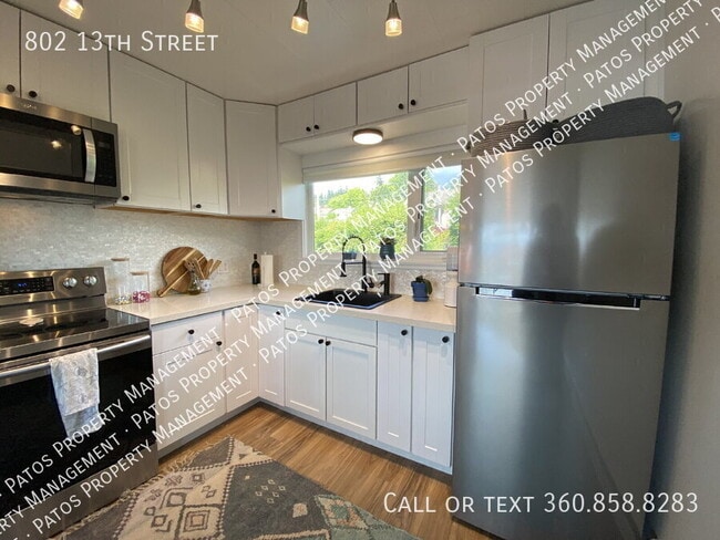 Building Photo - 802 13th St