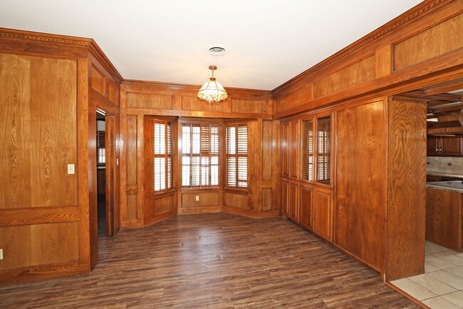 Building Photo - Spacious Canyon Home