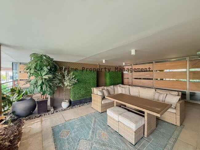 Building Photo - 7137 E Rancho Vista Dr