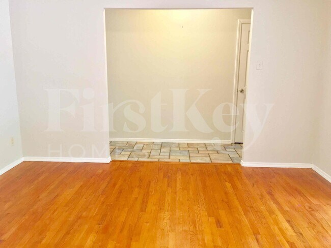 Building Photo - 2275 Glenoro Dr