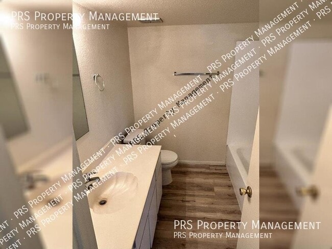 Building Photo - 2652 E Oakleaf Dr