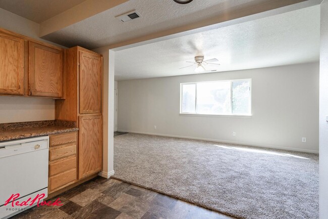 Building Photo - Enjoy Scenic Ivins Living – 3-Bed, 2-Bath ...