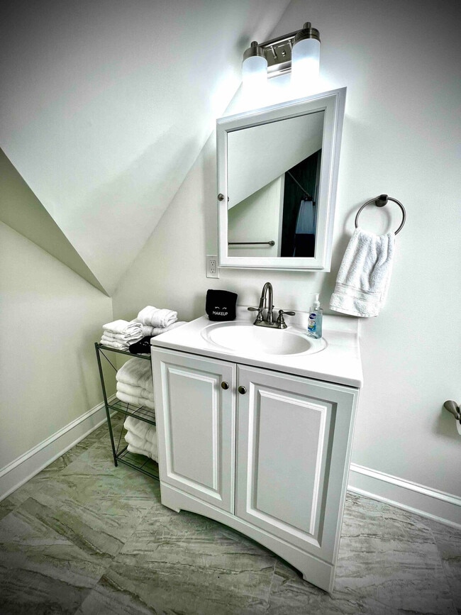 Building Photo - 1594 Main St