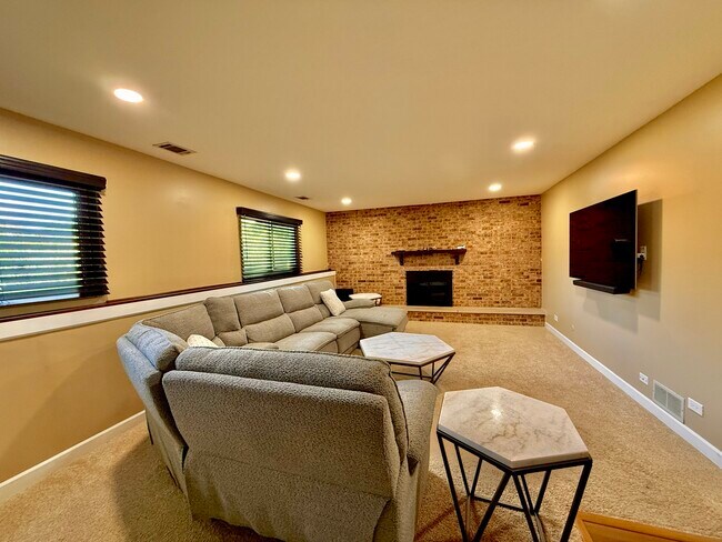 Building Photo - 411 Sequoia Ct
