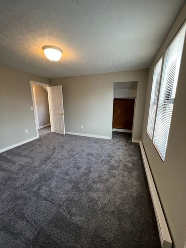 Building Photo - Charming 2 Bedroom Home with Fenced Yard Available for Pre-Lease!