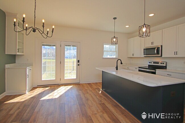 Building Photo - "Impressive 3-Bed Townhouse with Fenced in Backyard!"