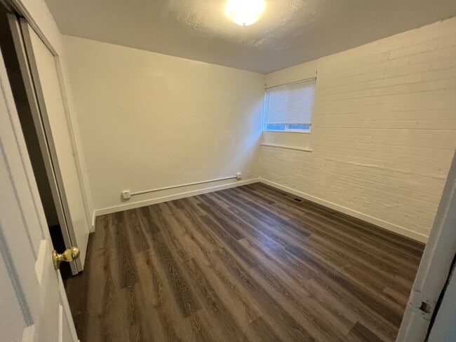 Building Photo - 860 E 500 S