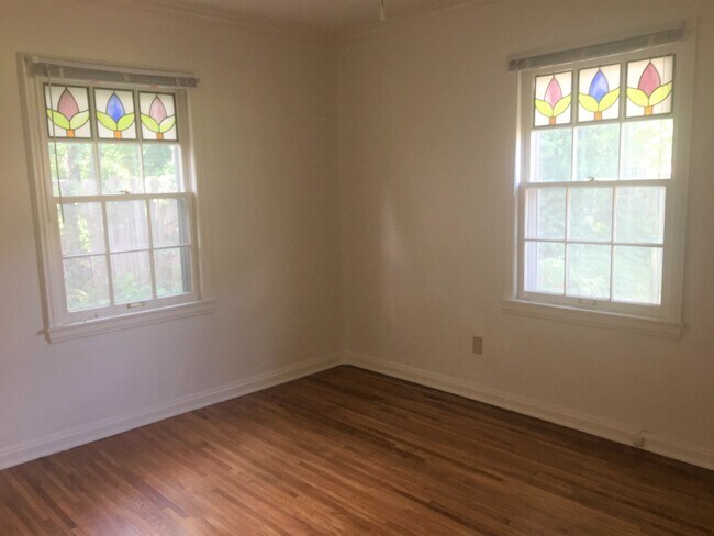 Building Photo - 3 bed 2 bath Riverside Home