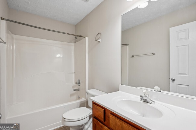 Building Photo - 2040 Village Green Dr