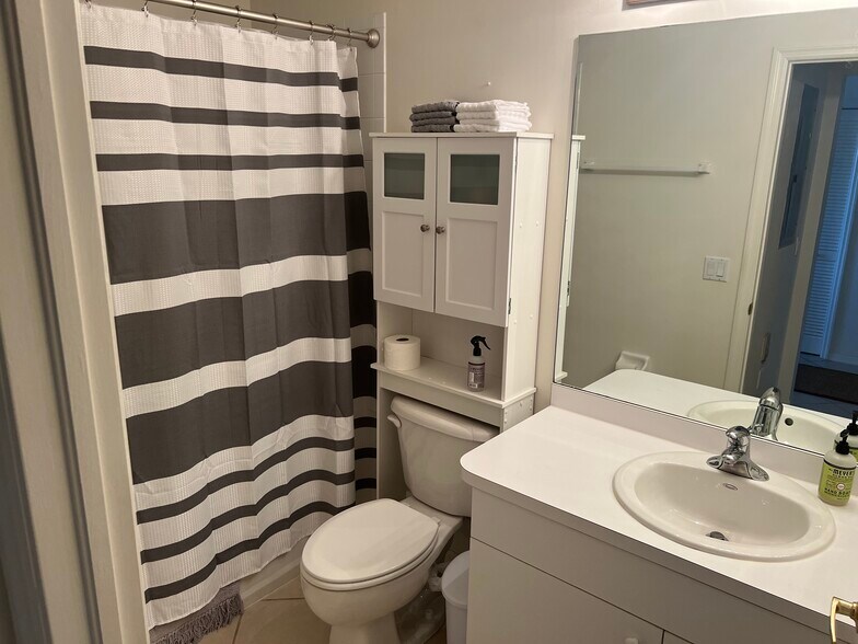 Building Photo - 8570 Kingbird Loop